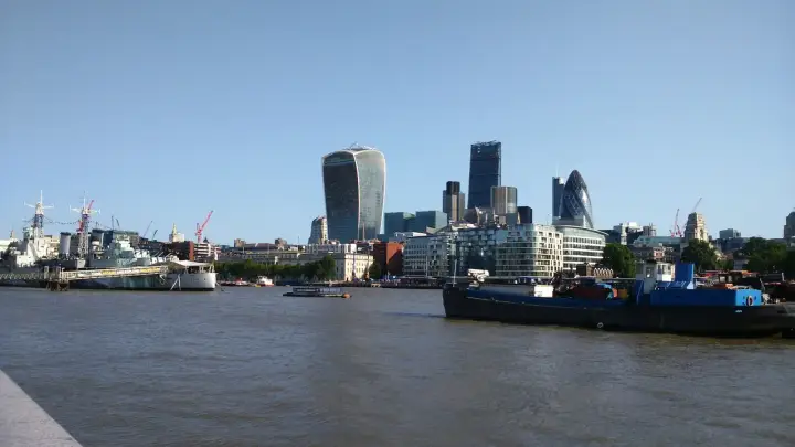 London-Gatwick – Blick auf die Londoner Skyline